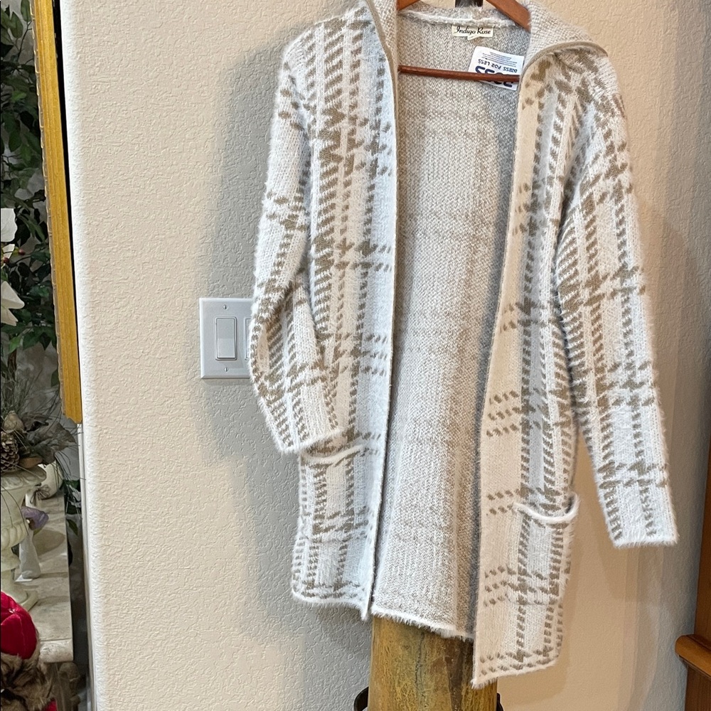 NWT INDIGO ROSE Beige and White Plaid Cardigan SZ M Hooded Pockets Brand New